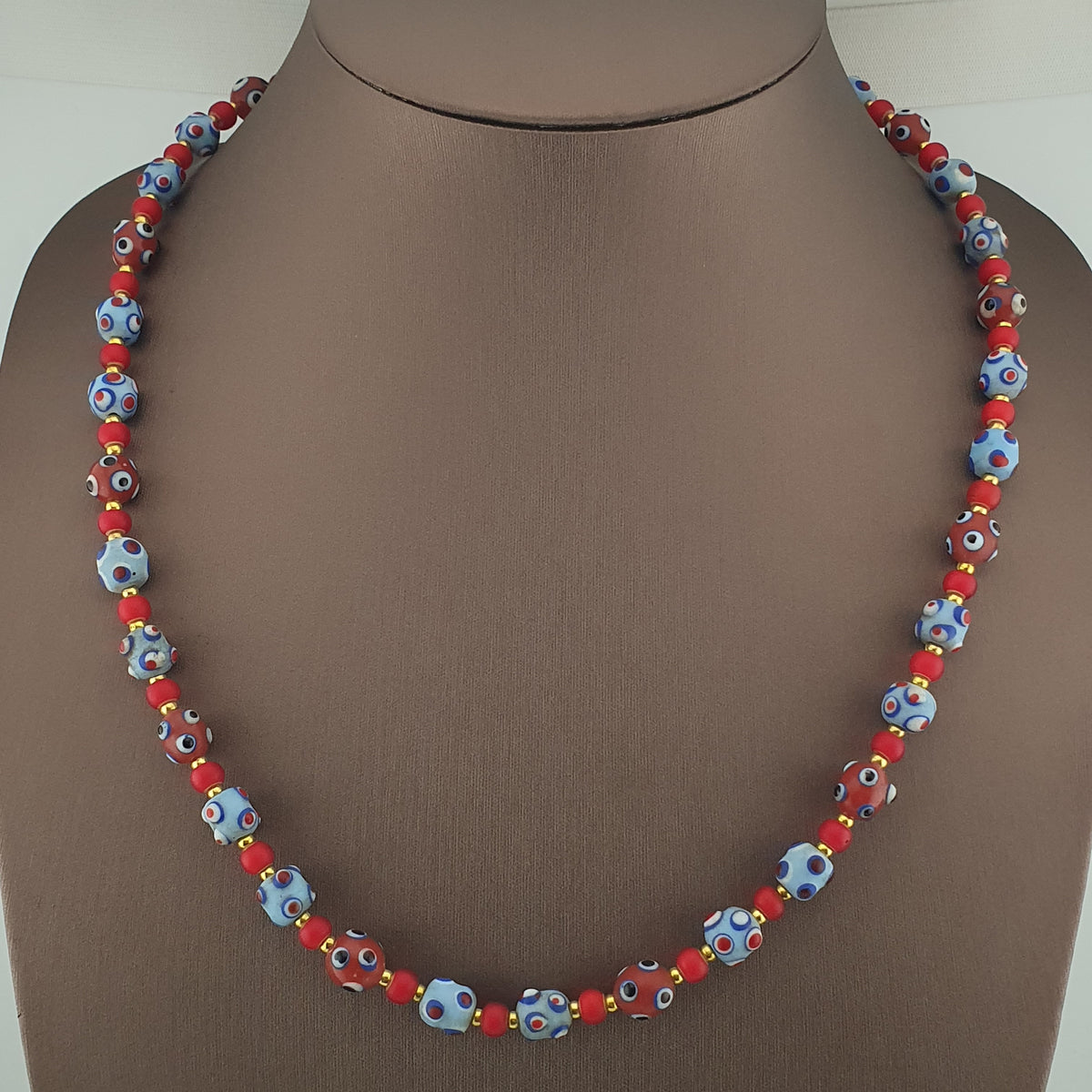 Collier de perles en verre de style vénitien antique, yeux bleus de moufette et cœurs rouges vénitiens