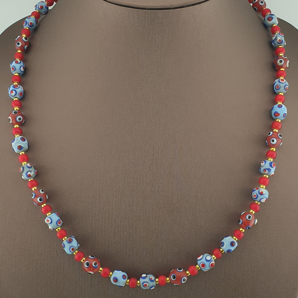 Collier de perles en verre de style vénitien antique, yeux bleus de moufette et cœurs rouges vénitiens