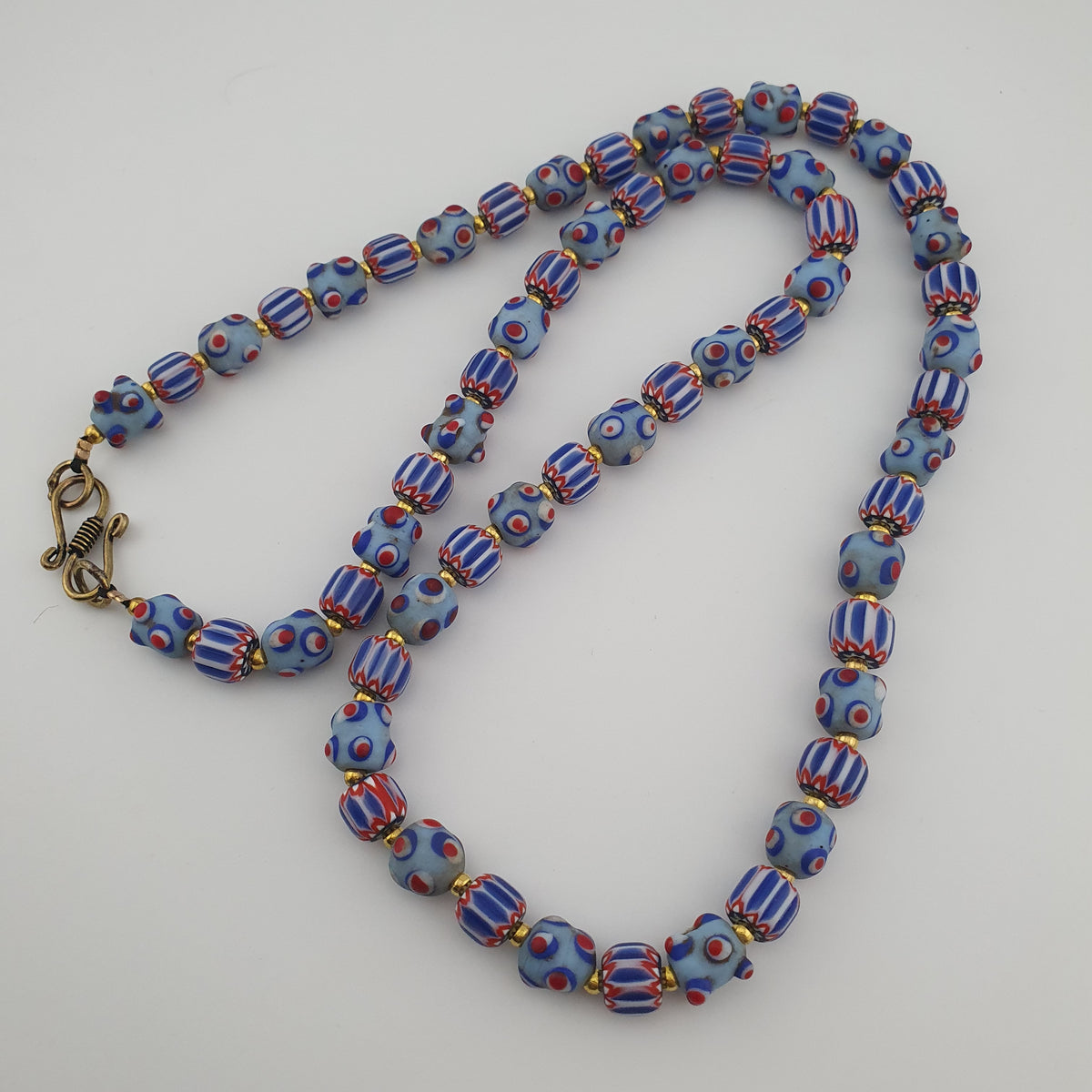 Collier de perles de verre chevron et skunk de style vénitien antique