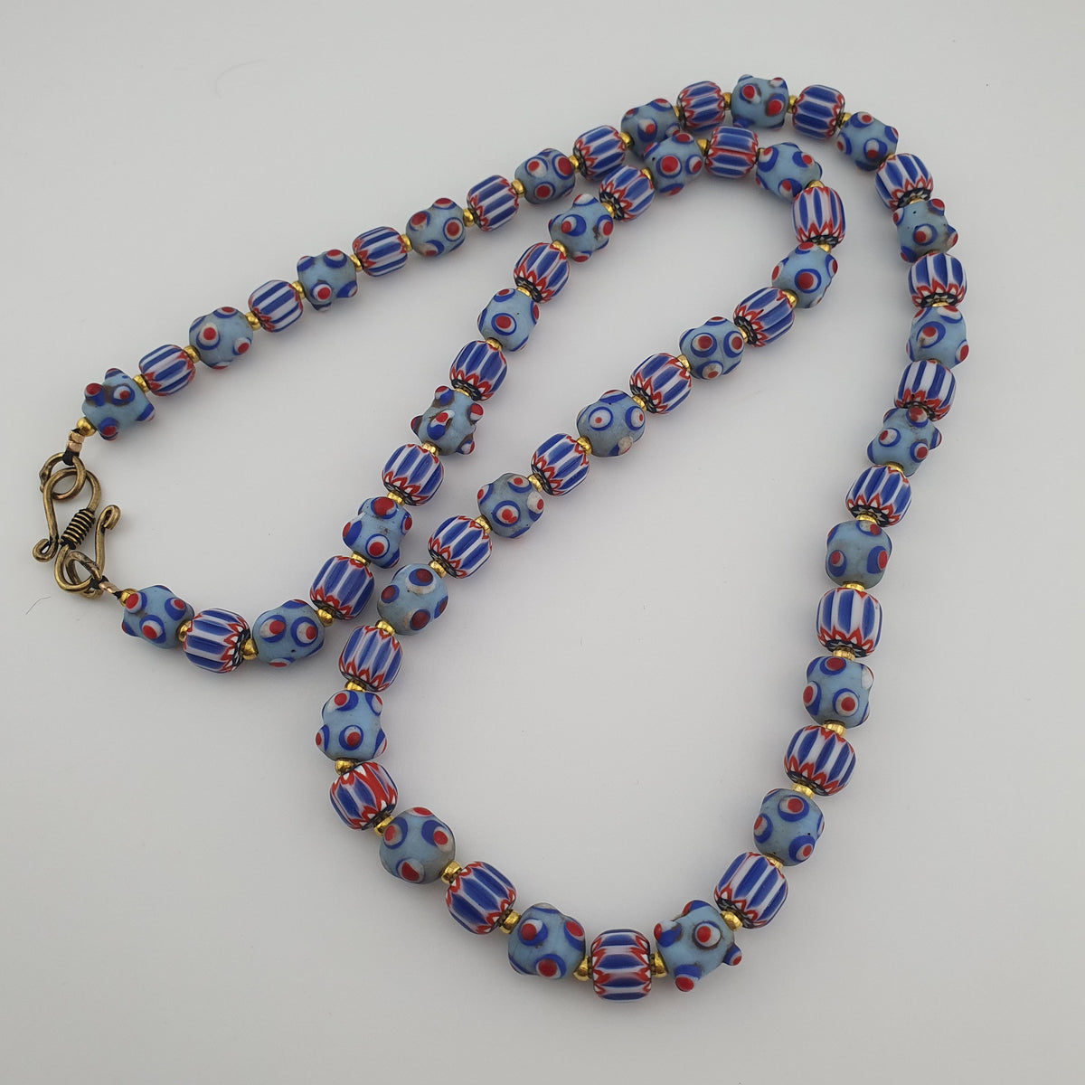 Collier de perles de verre chevron et skunk de style vénitien antique