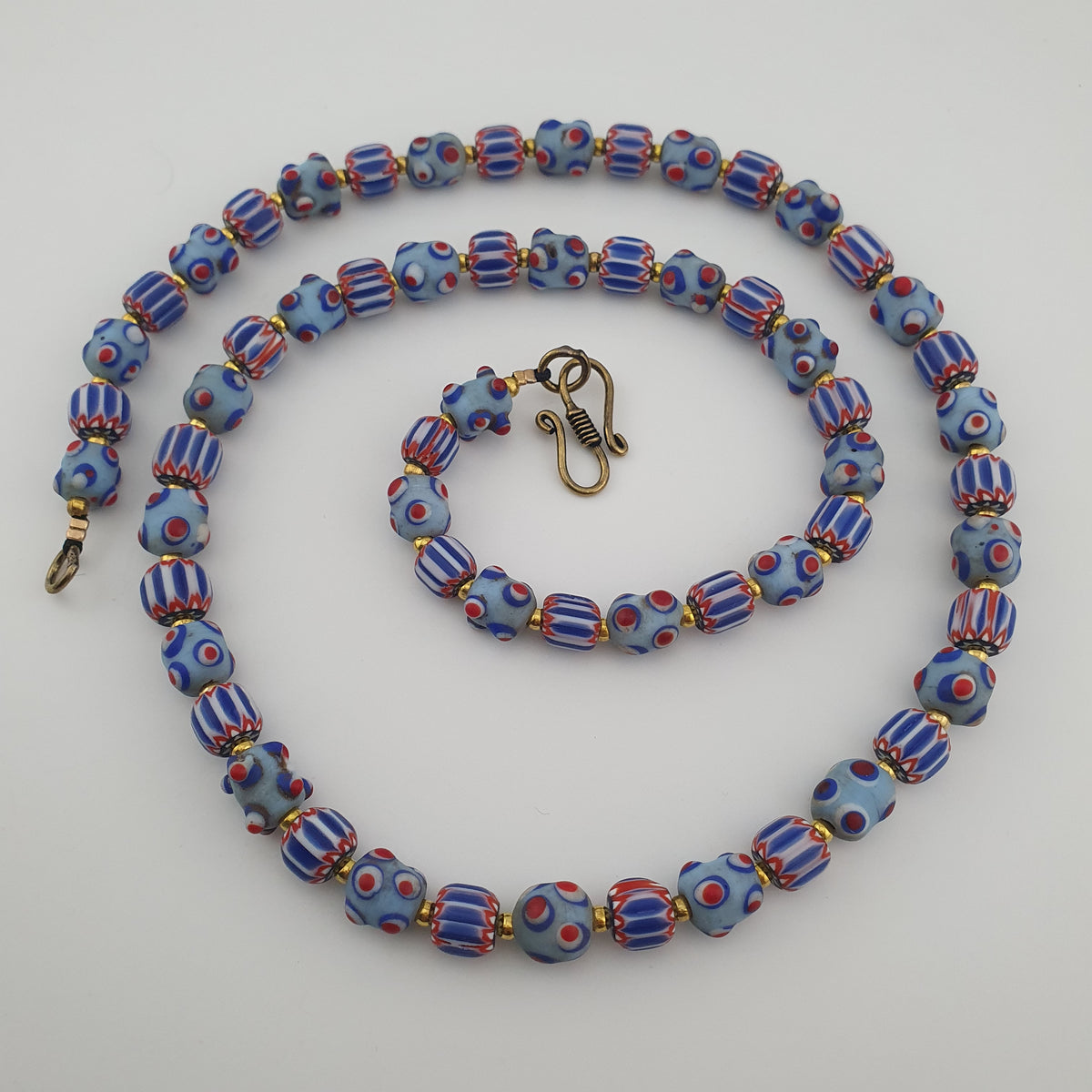 Collier de perles de verre chevron et skunk de style vénitien antique