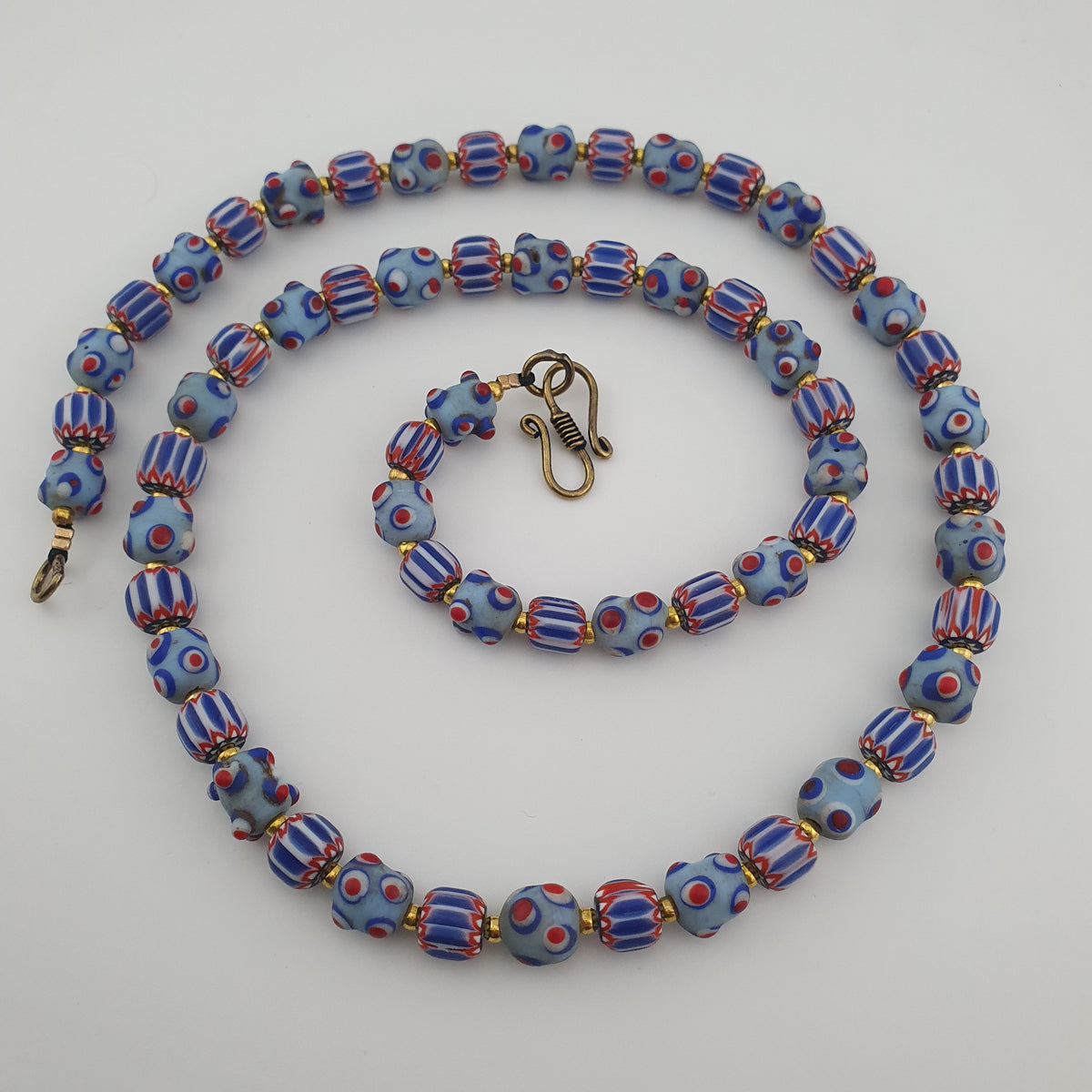 Collier de perles de verre chevron et skunk de style vénitien antique