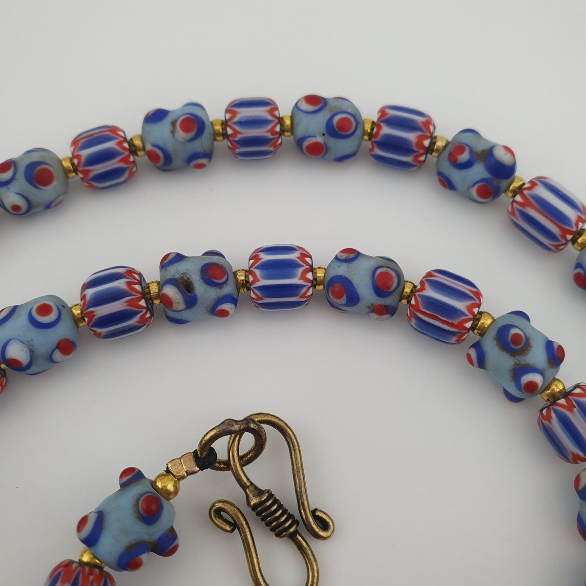 Collier de perles de verre chevron et skunk de style vénitien antique