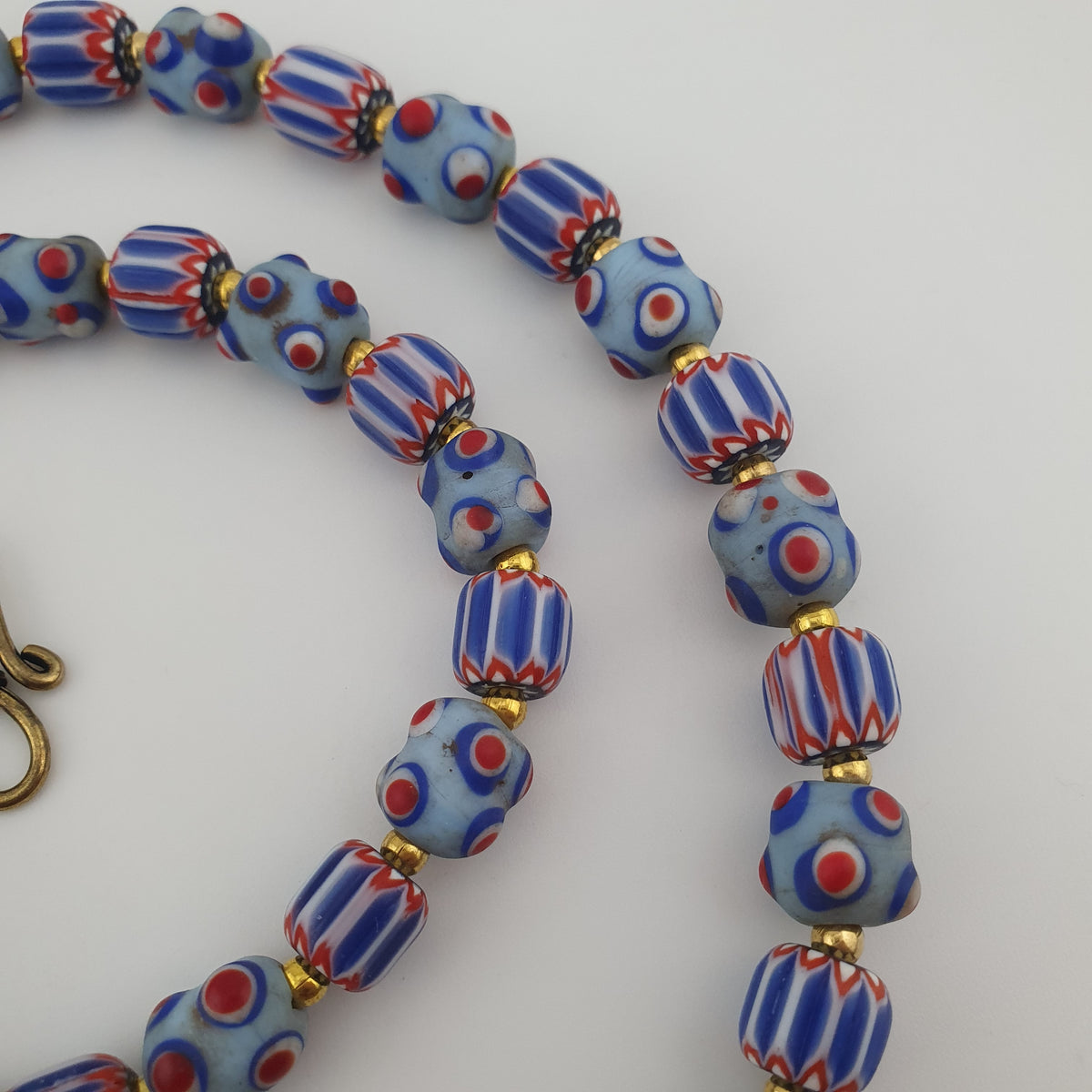 Collier de perles de verre chevron et skunk de style vénitien antique