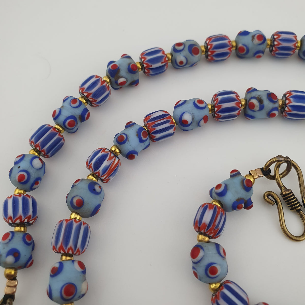 Collier de perles de verre chevron et skunk de style vénitien antique