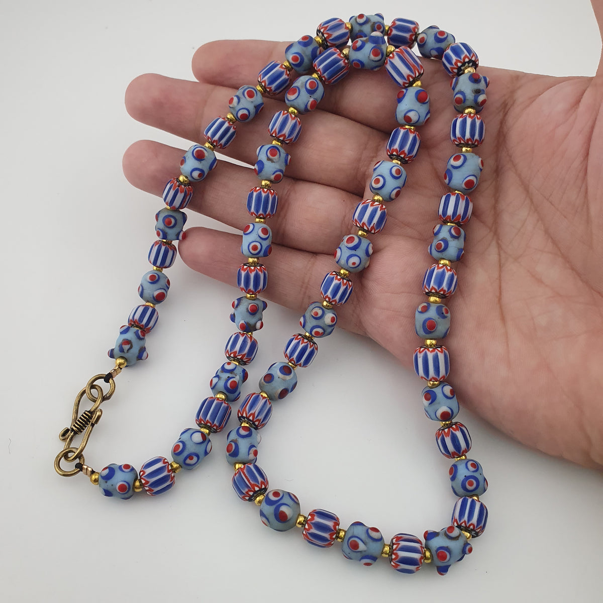 Collier de perles de verre chevron et skunk de style vénitien antique