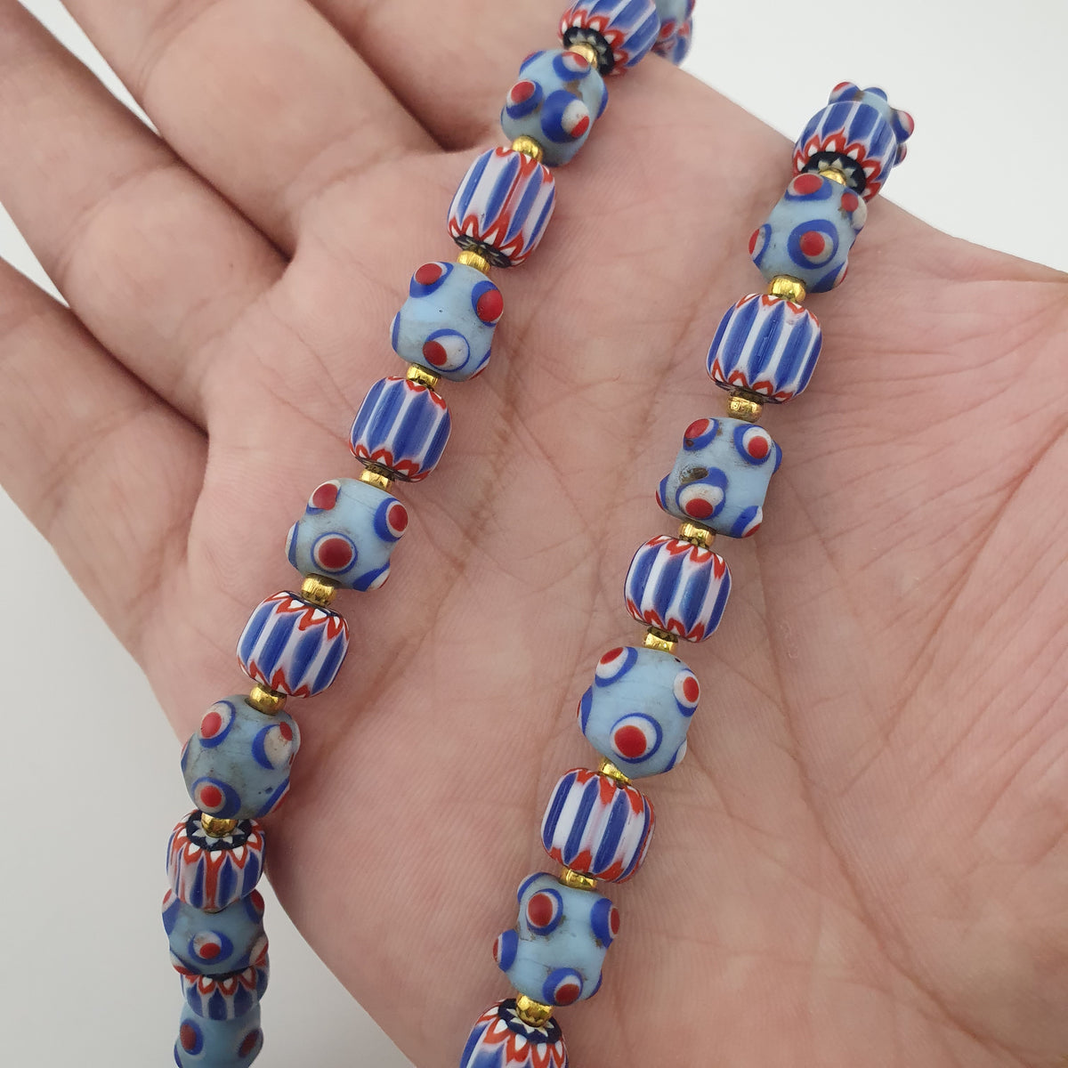 Collier de perles de verre chevron et skunk de style vénitien antique