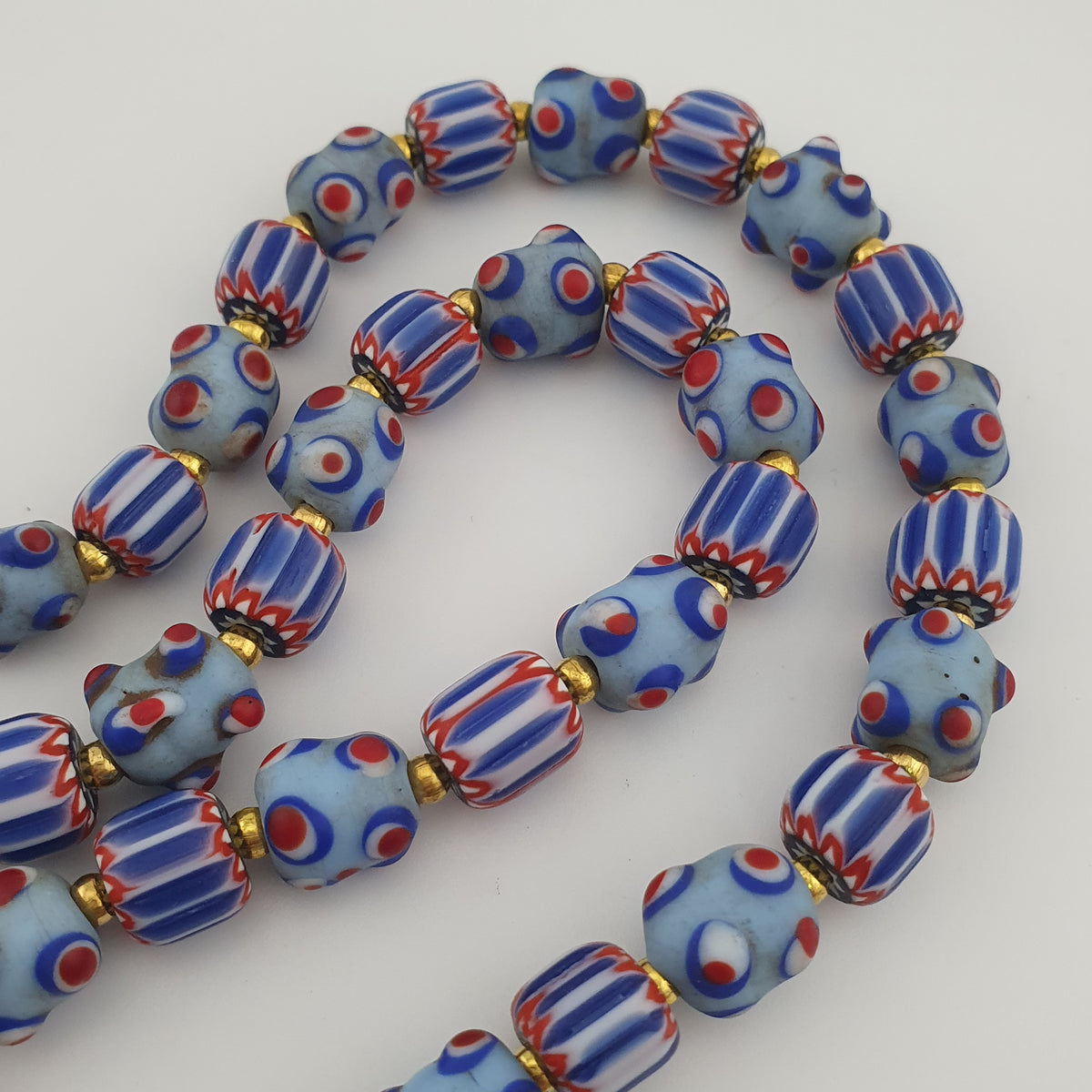Collier de perles de verre chevron et skunk de style vénitien antique