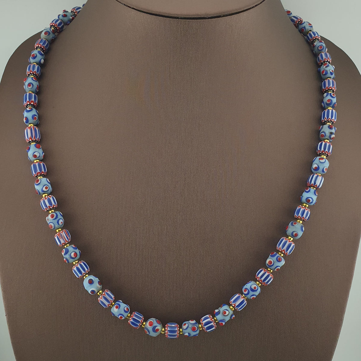 Collier de perles de verre chevron et skunk de style vénitien antique