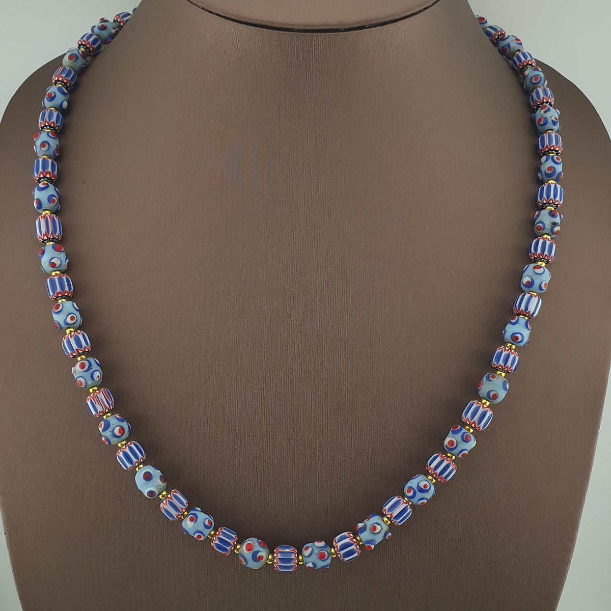 Collier de perles de verre chevron et skunk de style vénitien antique