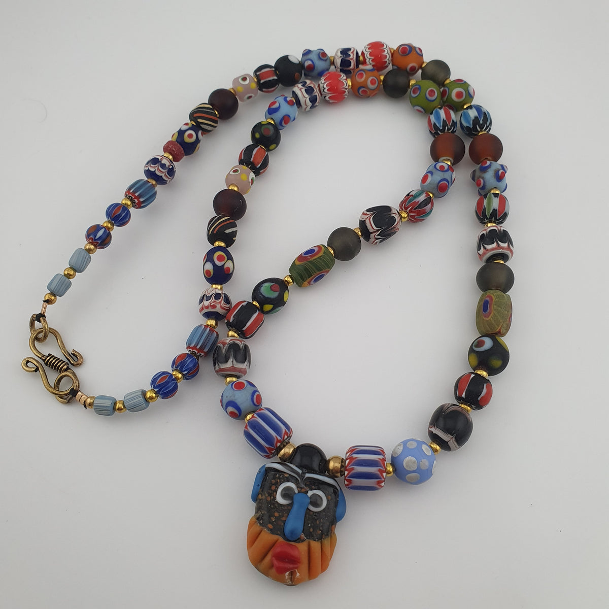 Collier pendentif en verre mélangé multicolore de style vénitien antique et verre vieilli