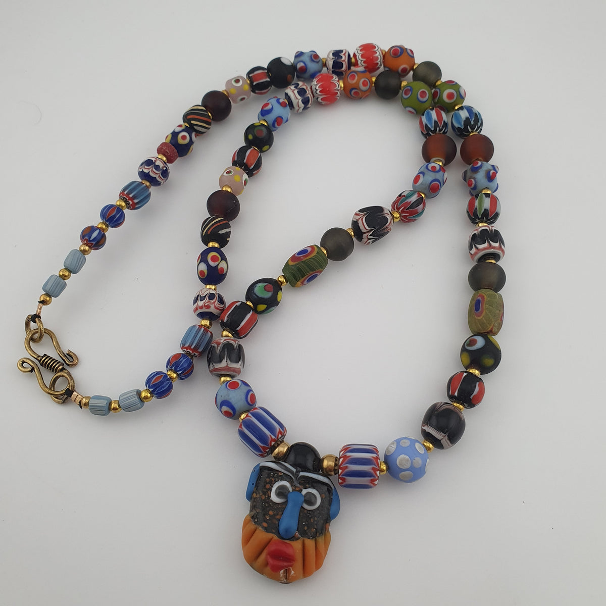 Collier pendentif en verre mélangé multicolore de style vénitien antique et verre vieilli