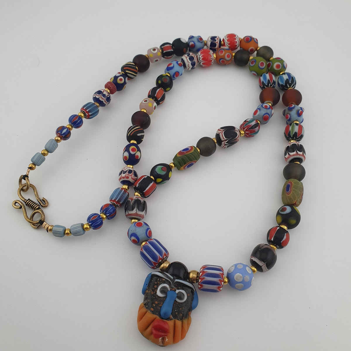 Collier pendentif en verre mélangé multicolore de style vénitien antique et verre vieilli