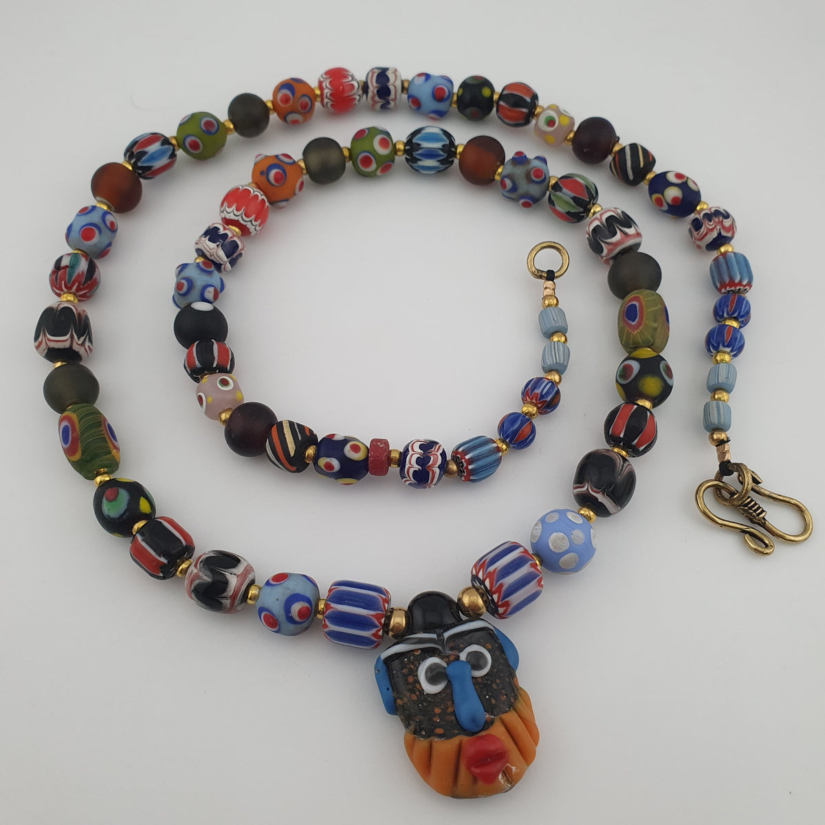 Collier pendentif en verre mélangé multicolore de style vénitien antique et verre vieilli
