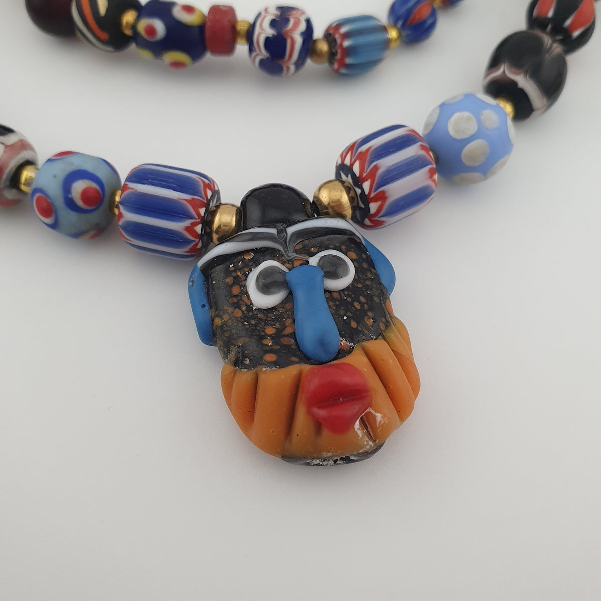 Collier pendentif en verre mélangé multicolore de style vénitien antique et verre vieilli