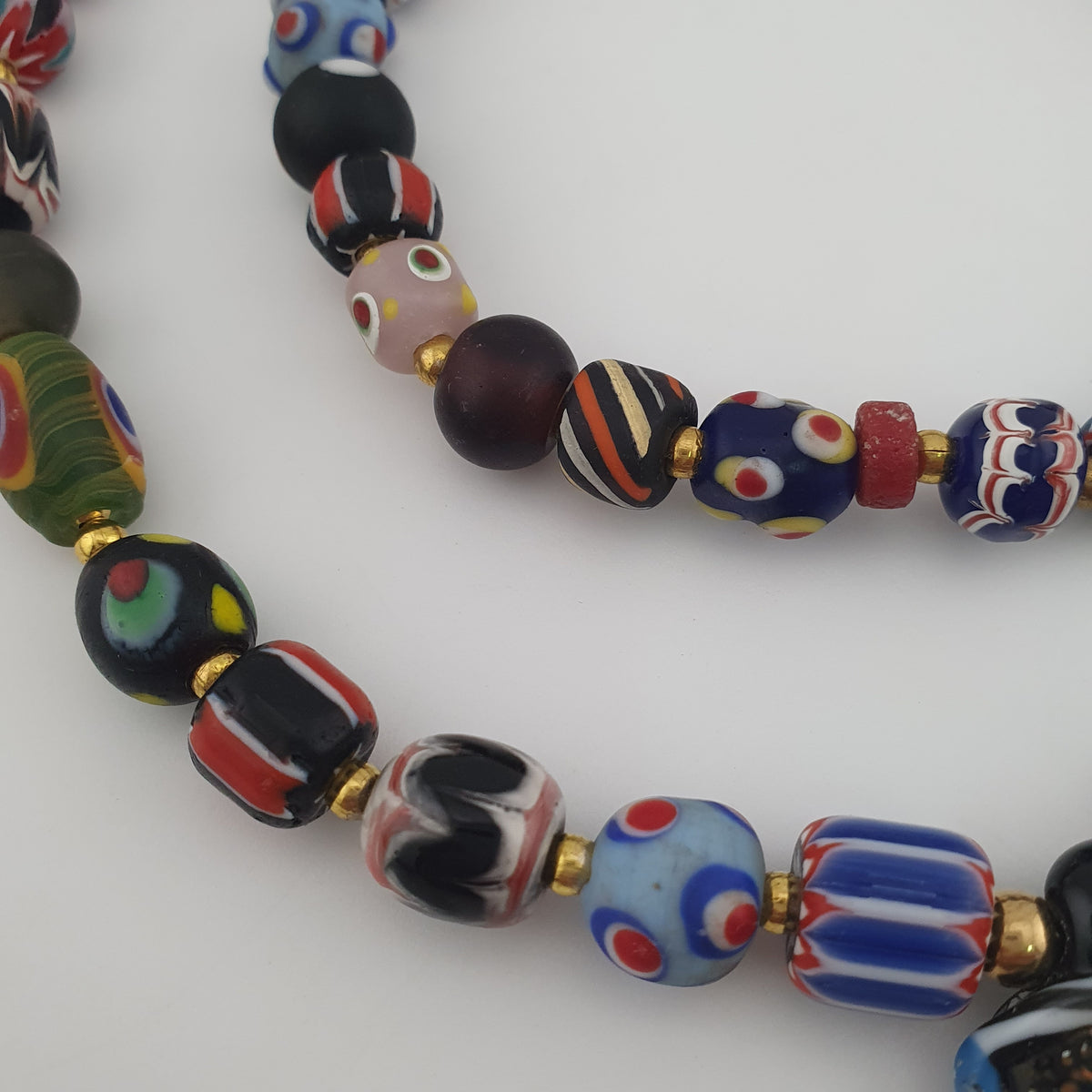 Collier pendentif en verre mélangé multicolore de style vénitien antique et verre vieilli