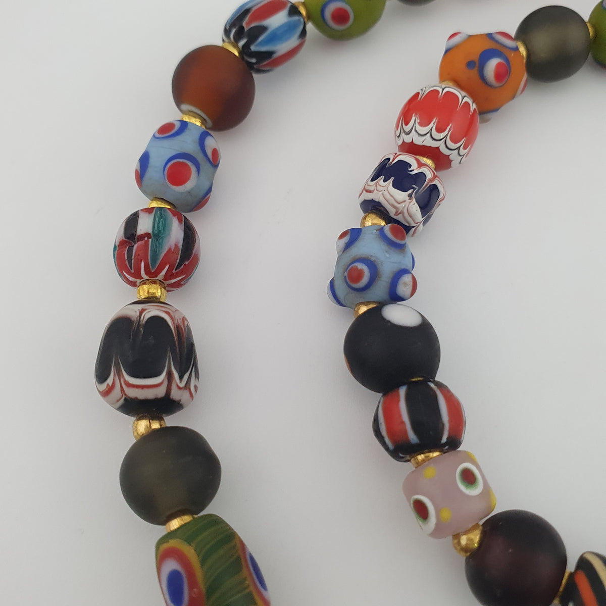 Collier pendentif en verre mélangé multicolore de style vénitien antique et verre vieilli