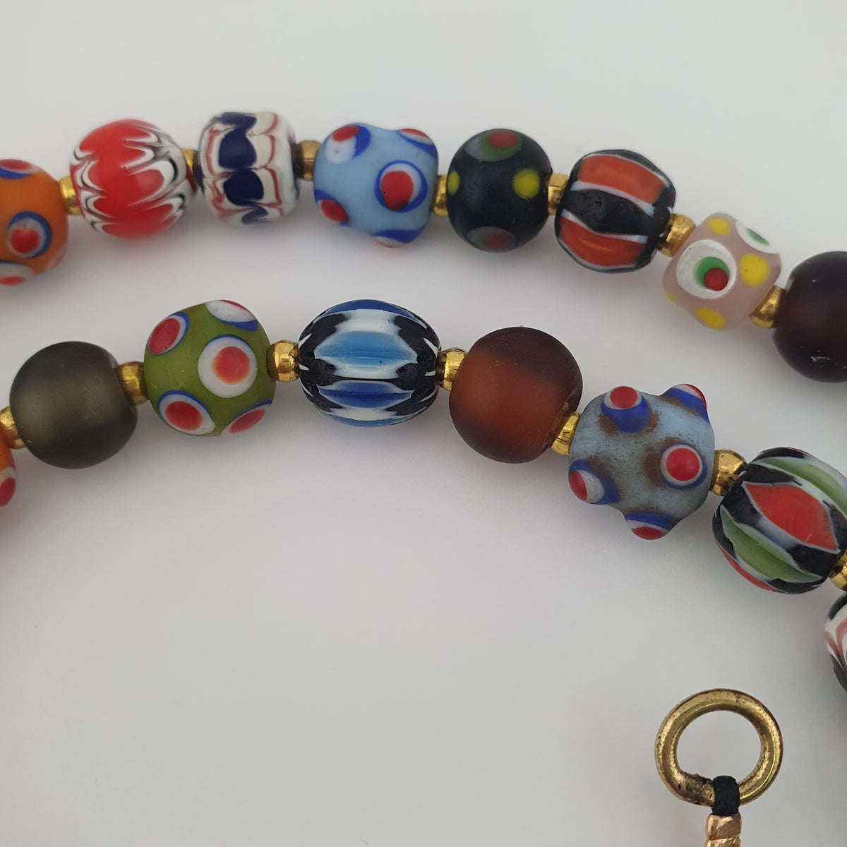 Collier pendentif en verre mélangé multicolore de style vénitien antique et verre vieilli