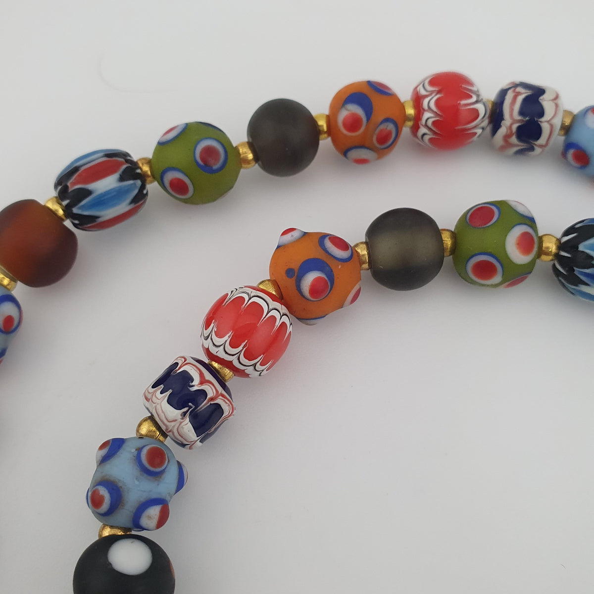 Collier pendentif en verre mélangé multicolore de style vénitien antique et verre vieilli