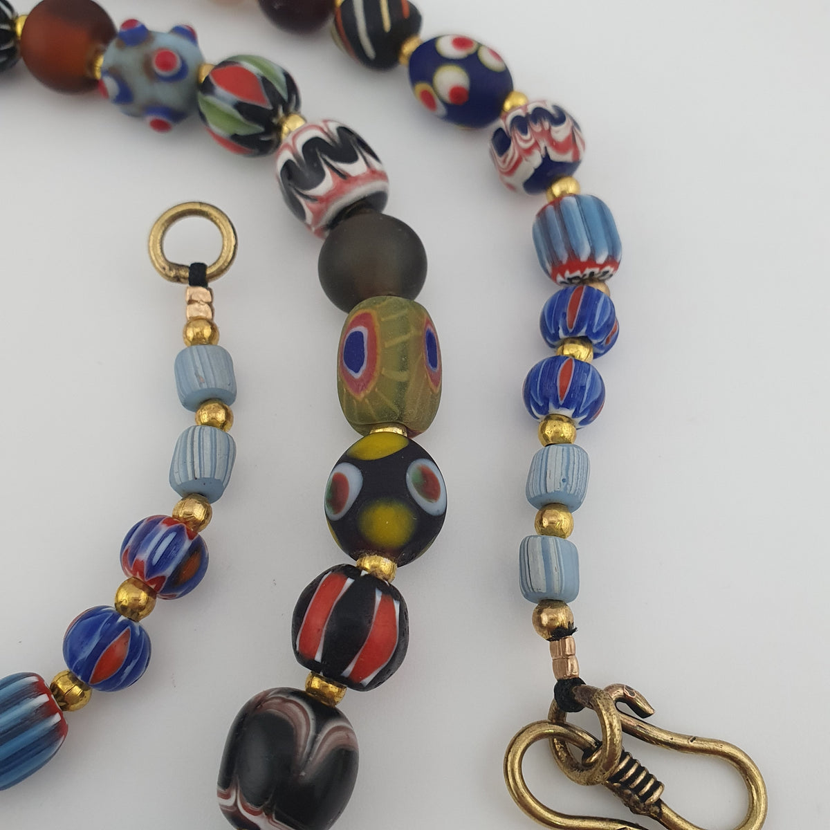Collier pendentif en verre mélangé multicolore de style vénitien antique et verre vieilli