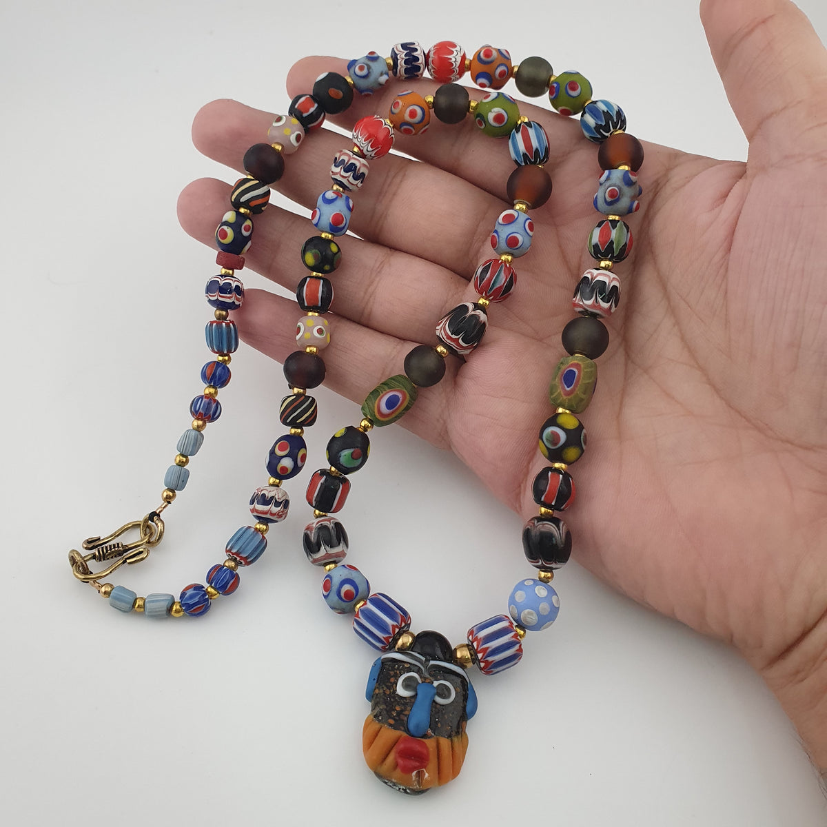 Collier pendentif en verre mélangé multicolore de style vénitien antique et verre vieilli