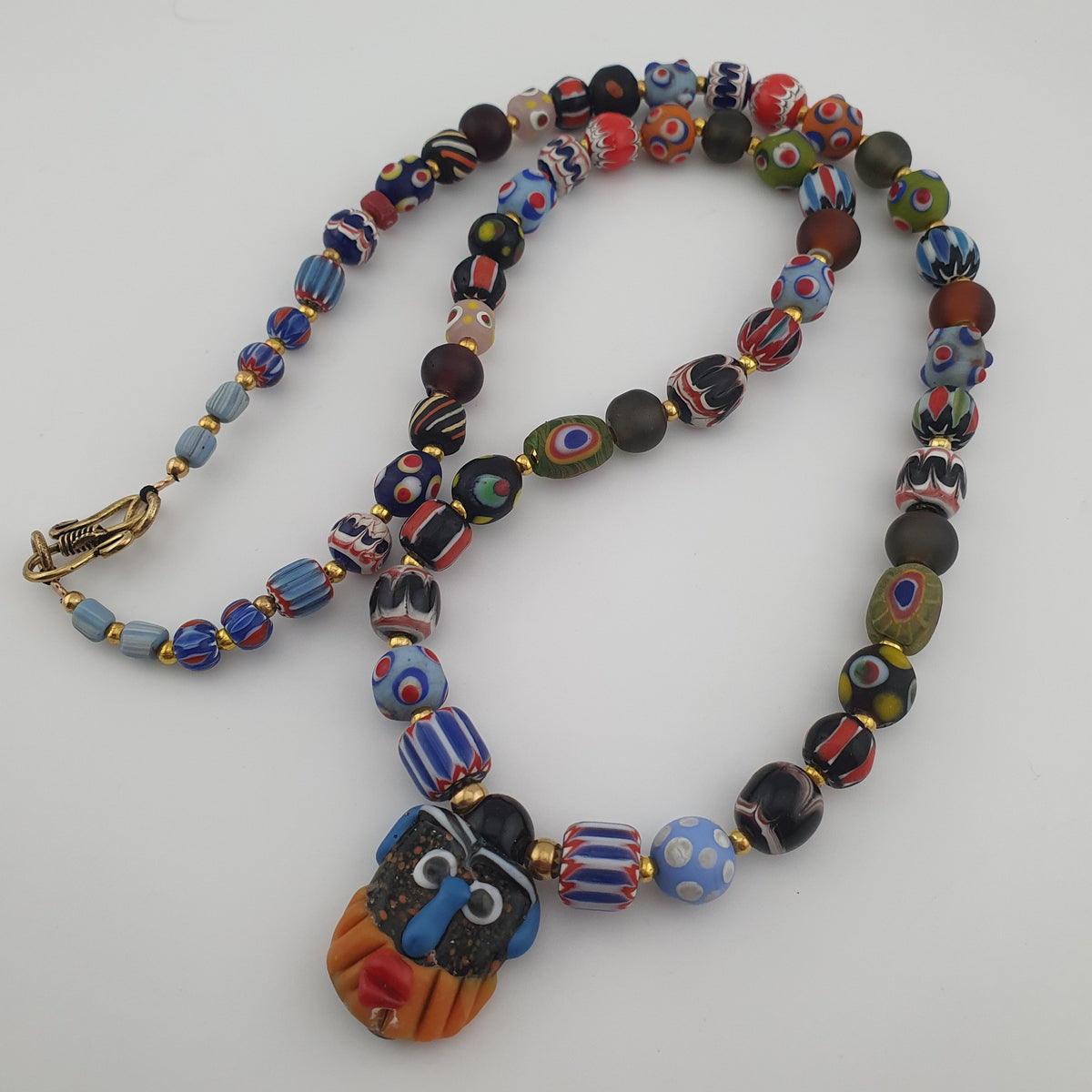 Collier pendentif en verre mélangé multicolore de style vénitien antique et verre vieilli