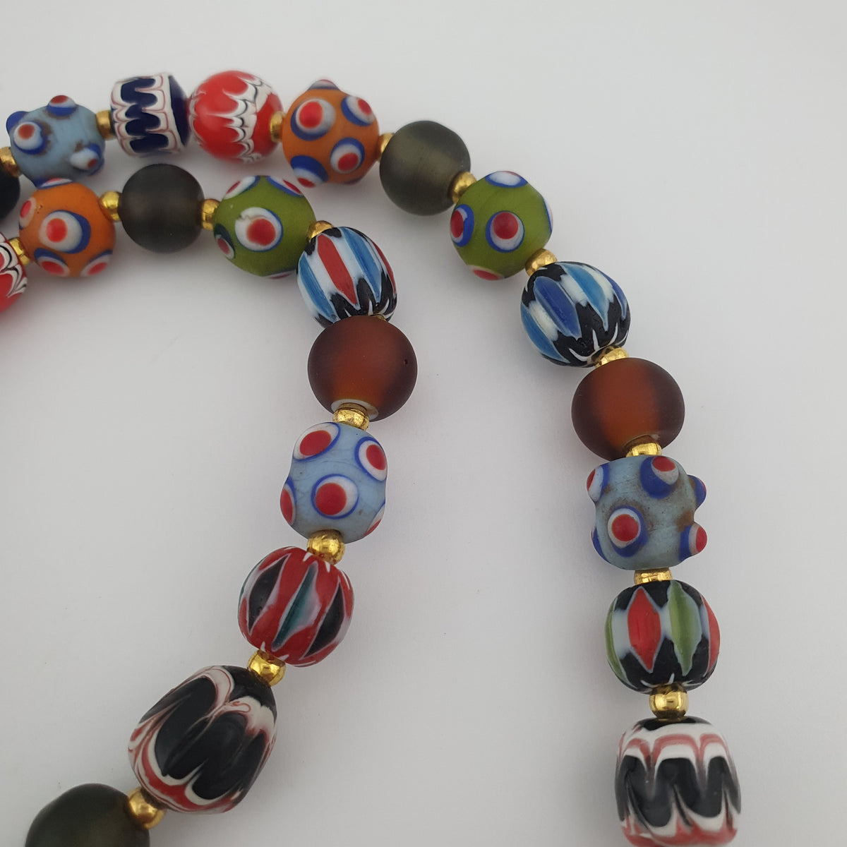 Collier pendentif en verre mélangé multicolore de style vénitien antique et verre vieilli