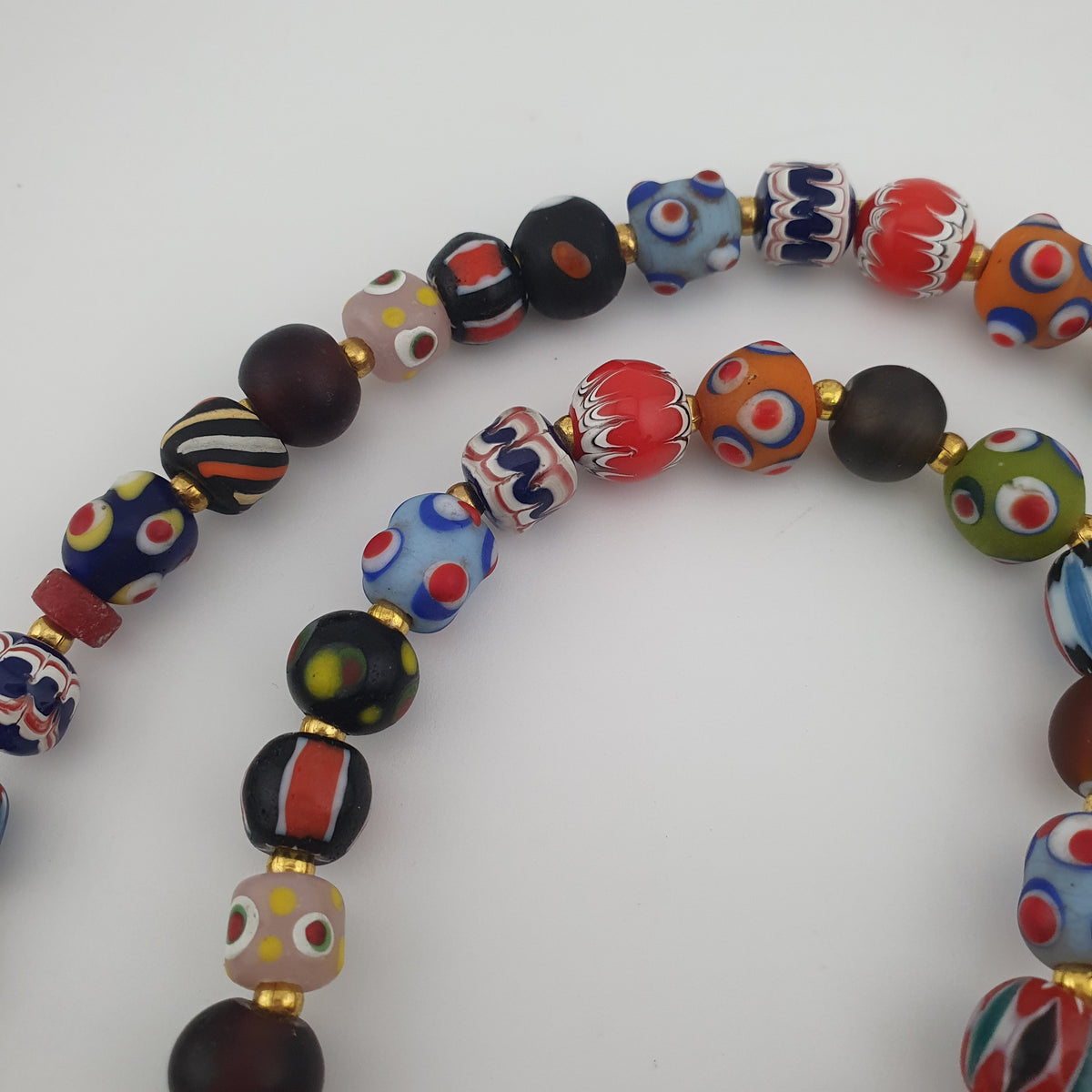 Collier pendentif en verre mélangé multicolore de style vénitien antique et verre vieilli