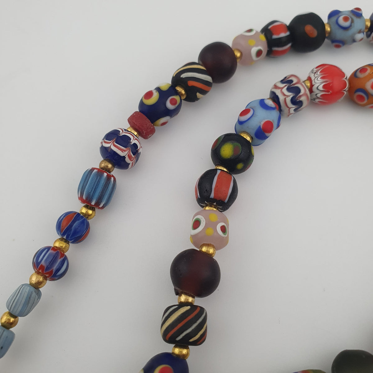 Collier pendentif en verre mélangé multicolore de style vénitien antique et verre vieilli
