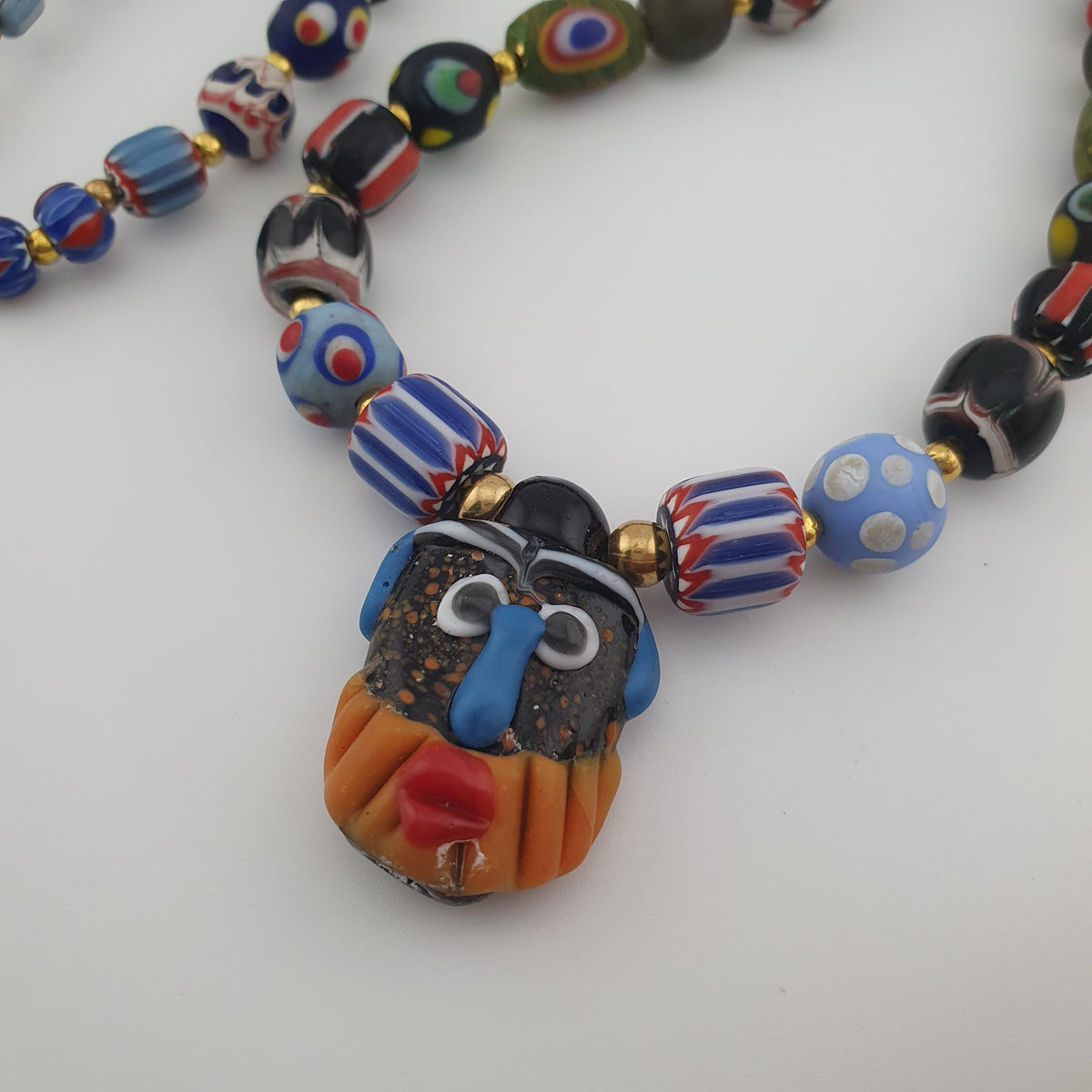 Collier pendentif en verre mélangé multicolore de style vénitien antique et verre vieilli
