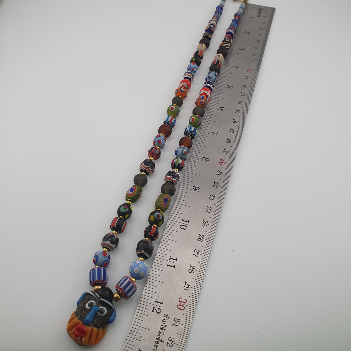 Collier pendentif en verre mélangé multicolore de style vénitien antique et verre vieilli