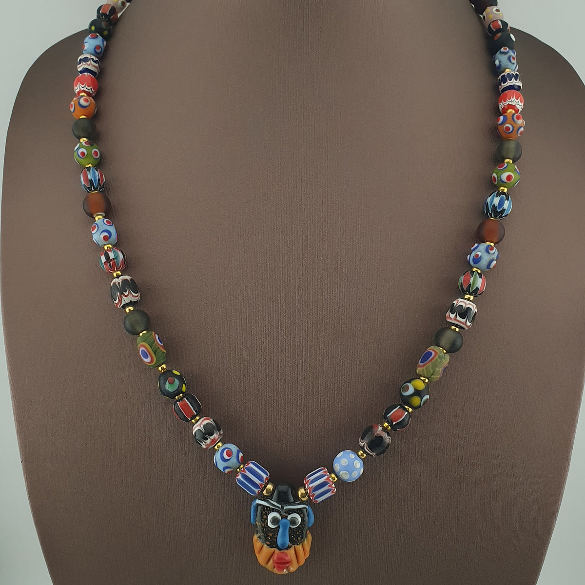 Collier pendentif en verre mélangé multicolore de style vénitien antique et verre vieilli
