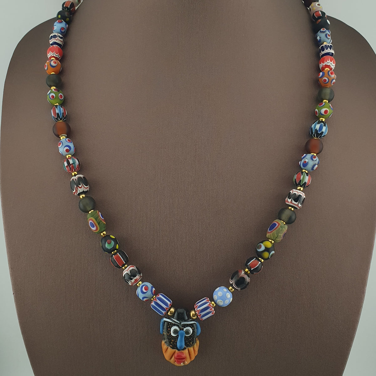 Collier pendentif en verre mélangé multicolore de style vénitien antique et verre vieilli