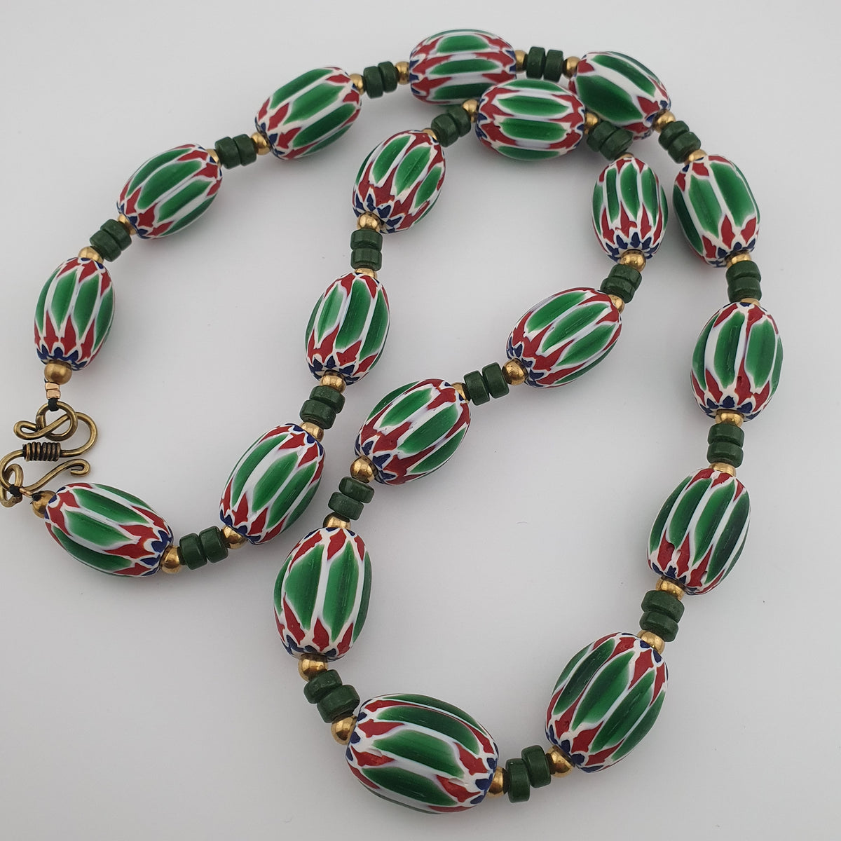 Collier de perles vénitiennes antiques en verre chevron vert