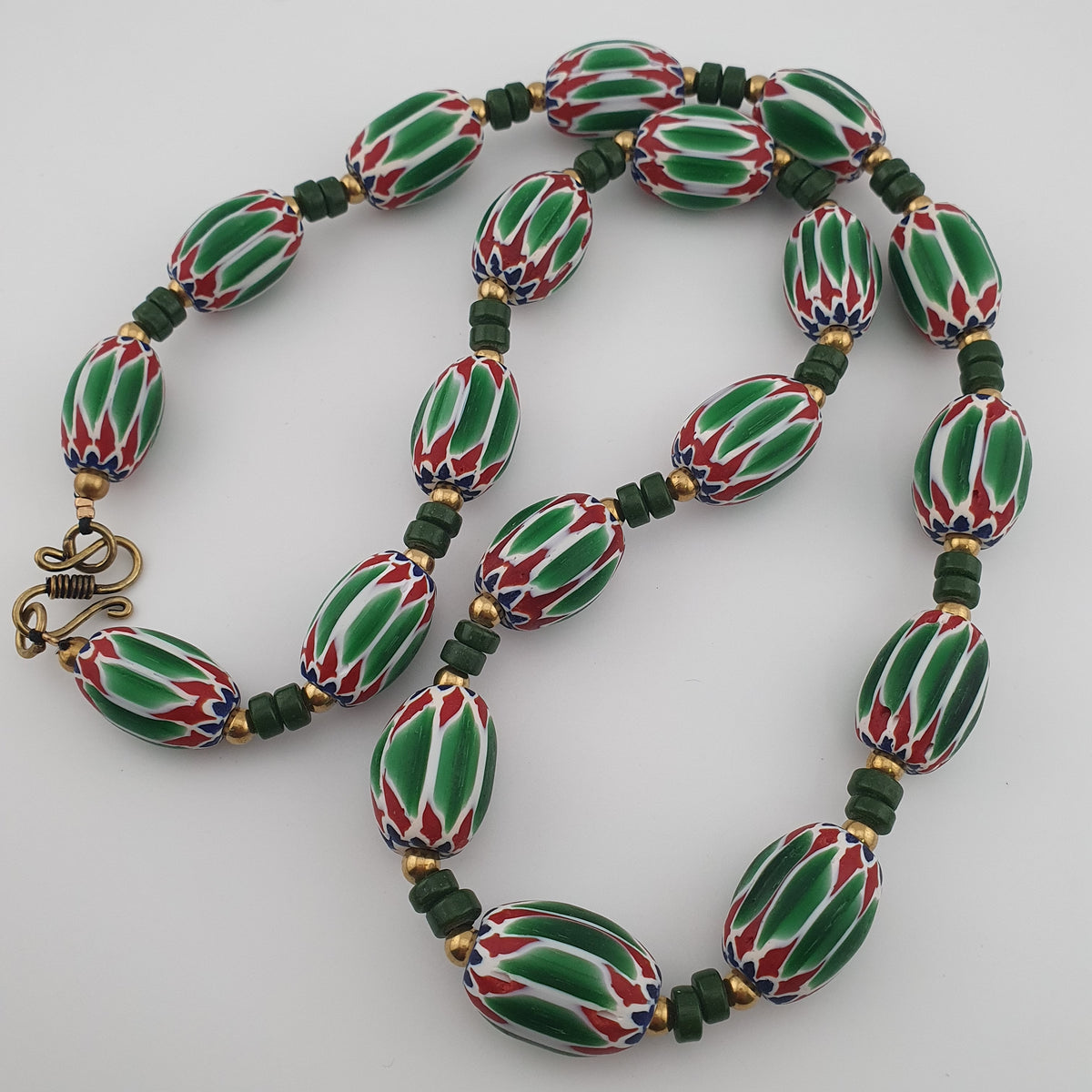 Collier de perles vénitiennes antiques en verre chevron vert