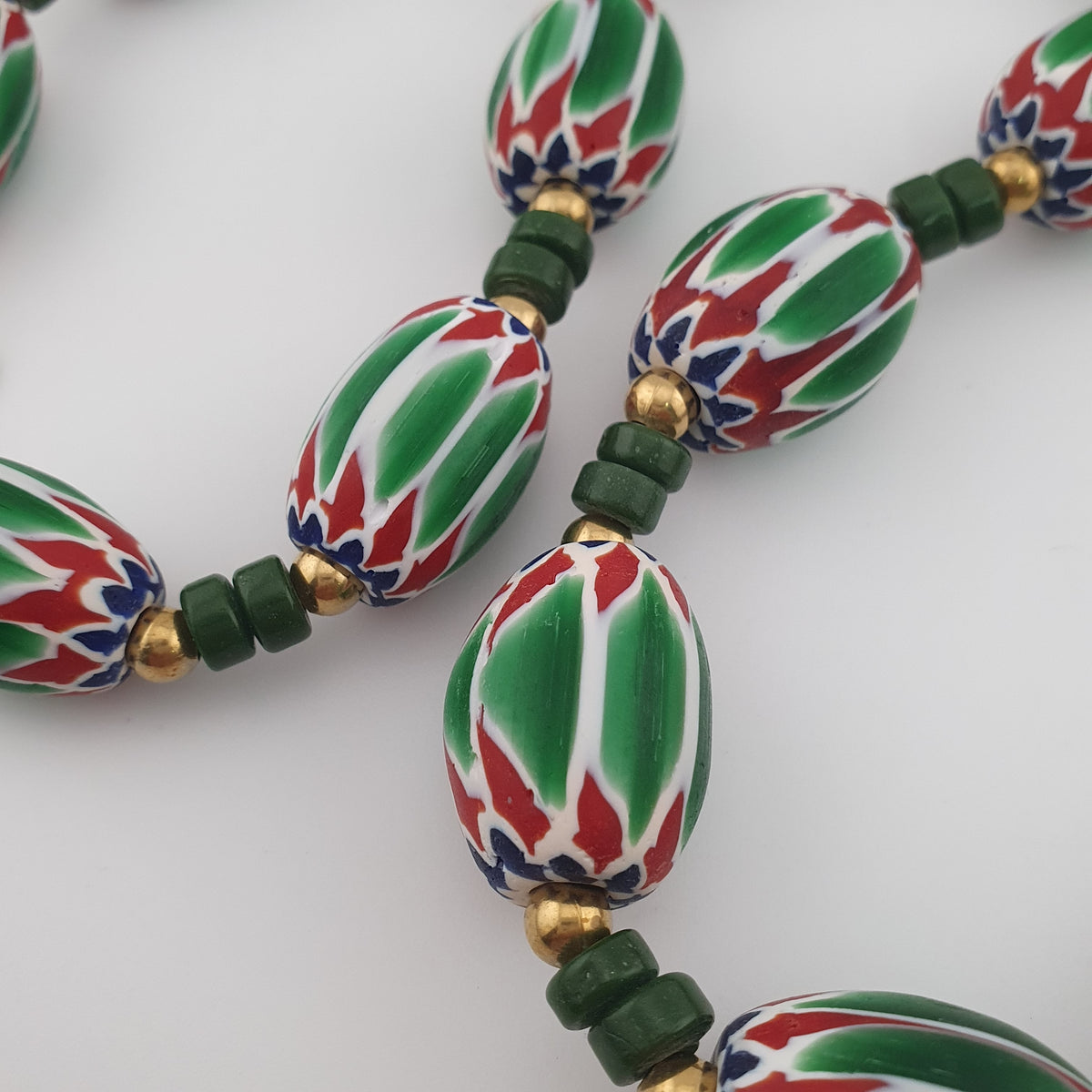 Collier de perles vénitiennes antiques en verre chevron vert