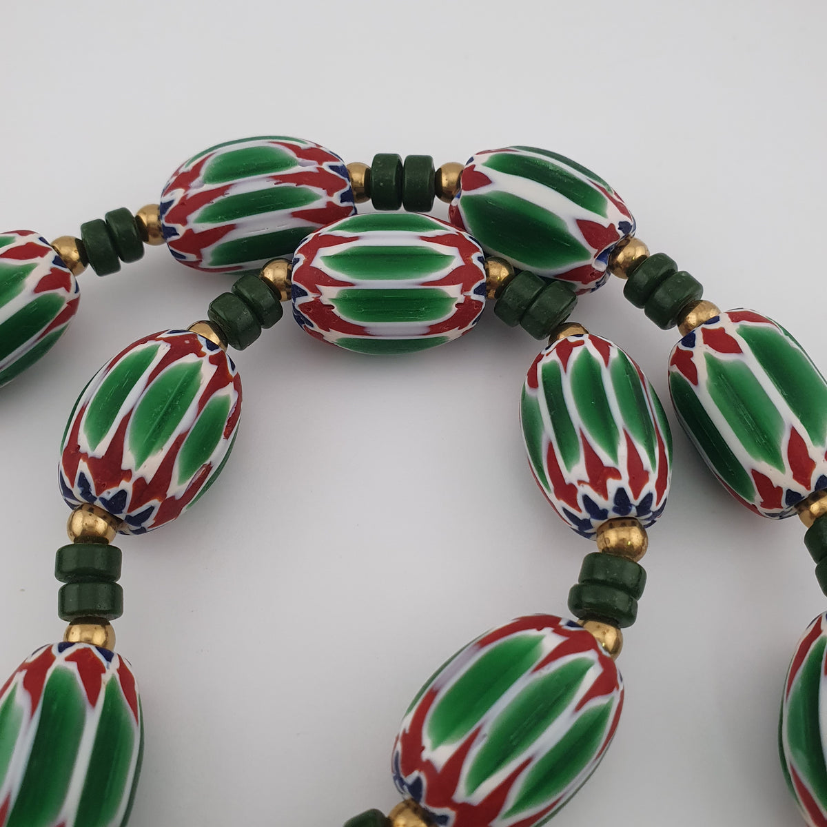 Collier de perles vénitiennes antiques en verre chevron vert