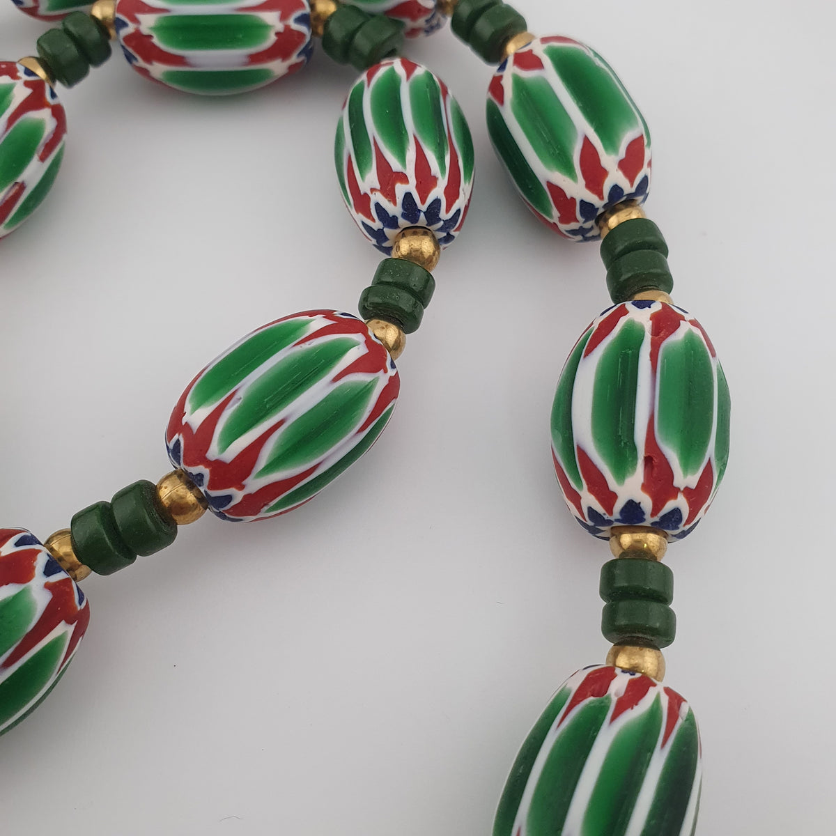 Collier de perles vénitiennes antiques en verre chevron vert
