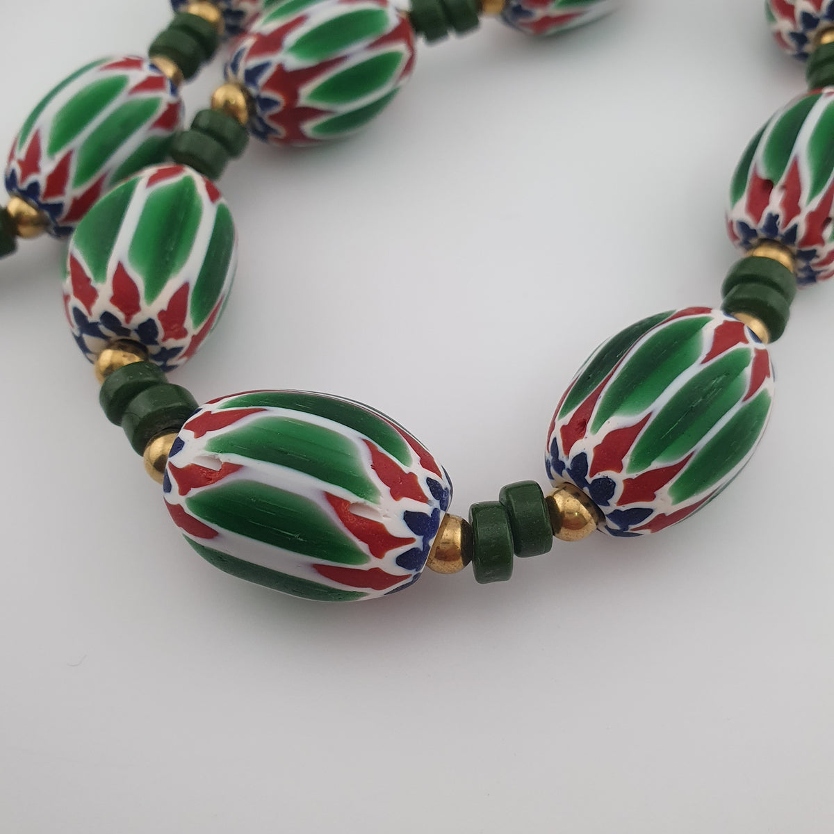 Collier de perles vénitiennes antiques en verre chevron vert