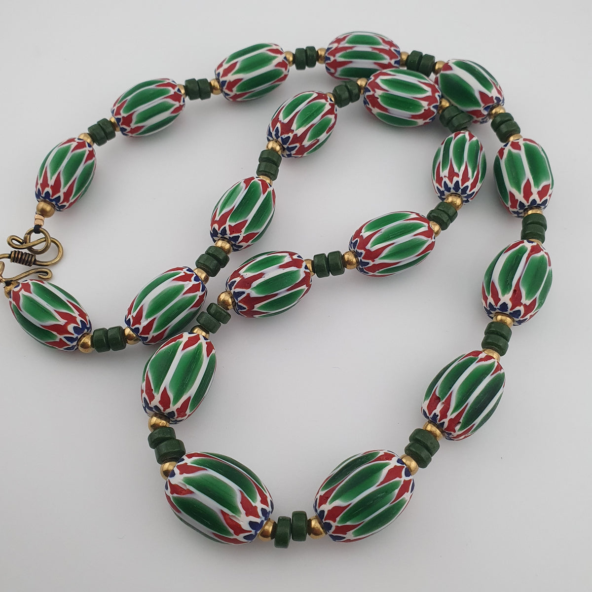 Collier de perles vénitiennes antiques en verre chevron vert