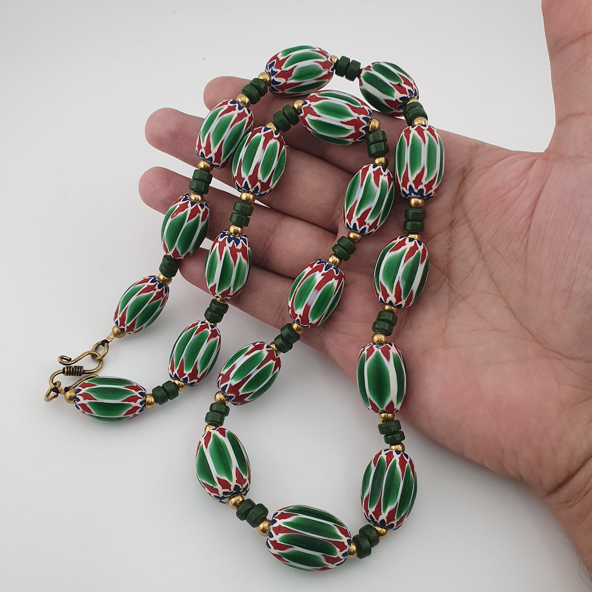 Collier de perles vénitiennes antiques en verre chevron vert