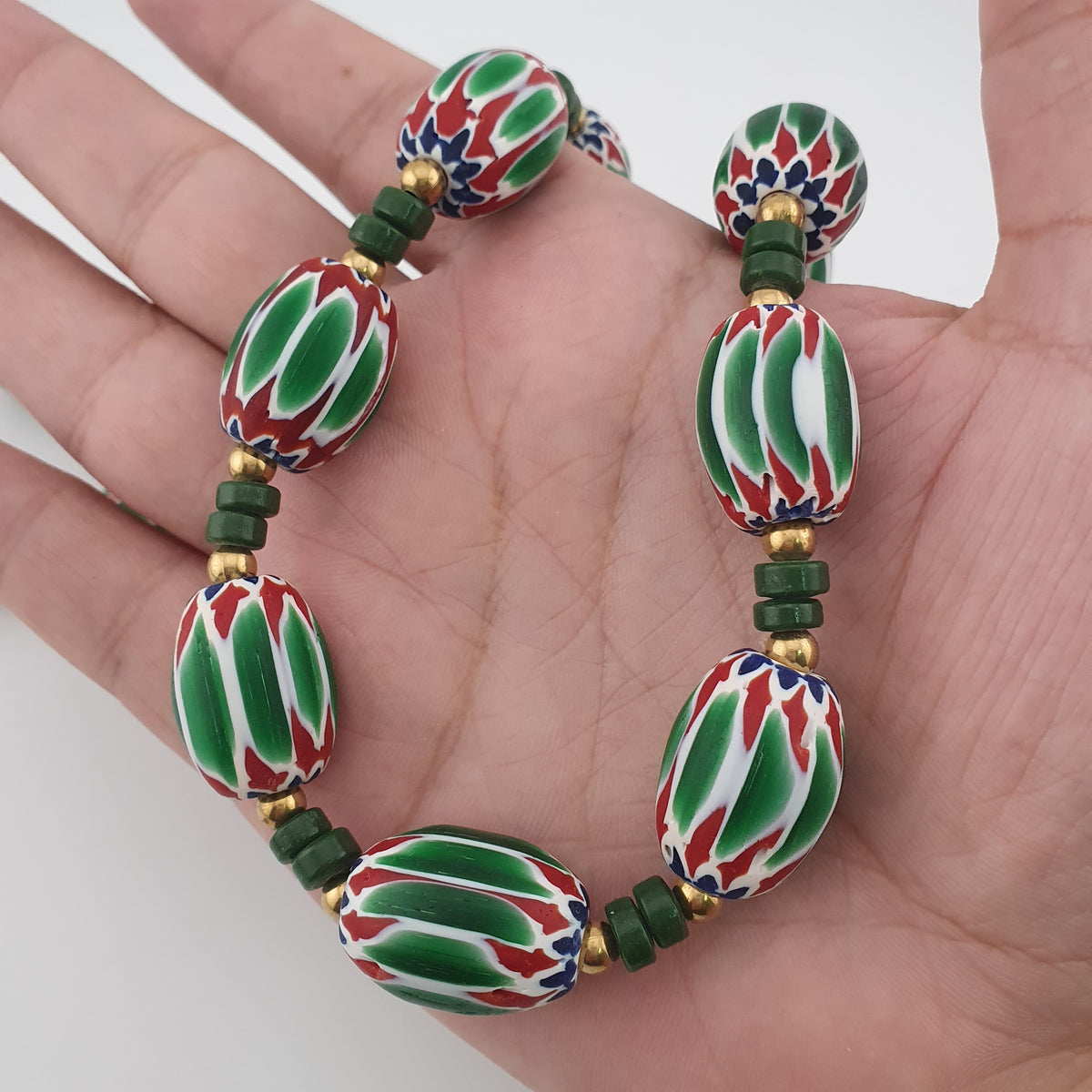 Collier de perles vénitiennes antiques en verre chevron vert