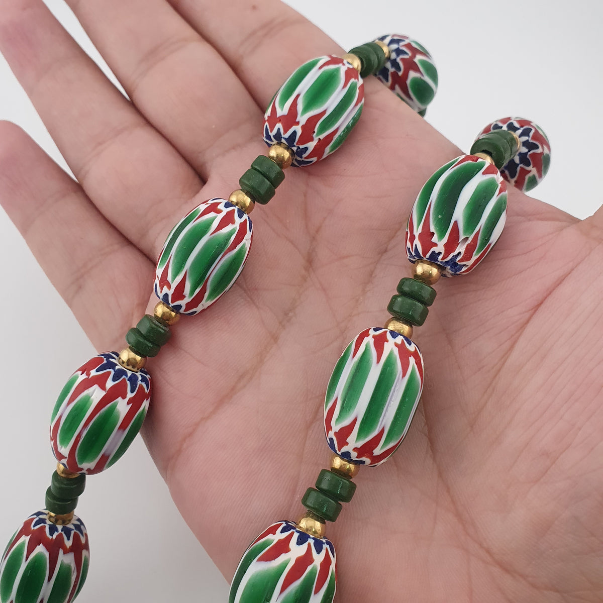 Collier de perles vénitiennes antiques en verre chevron vert