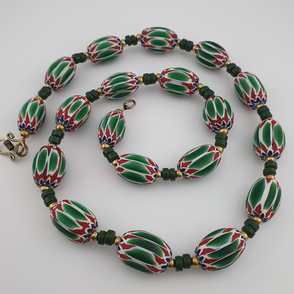 Collier de perles vénitiennes antiques en verre chevron vert