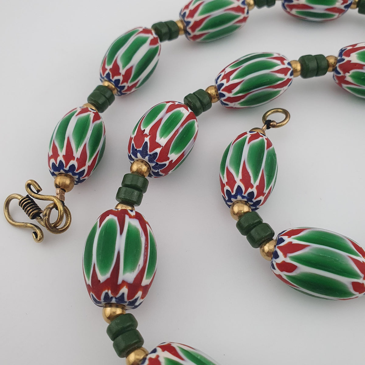 Collier de perles vénitiennes antiques en verre chevron vert