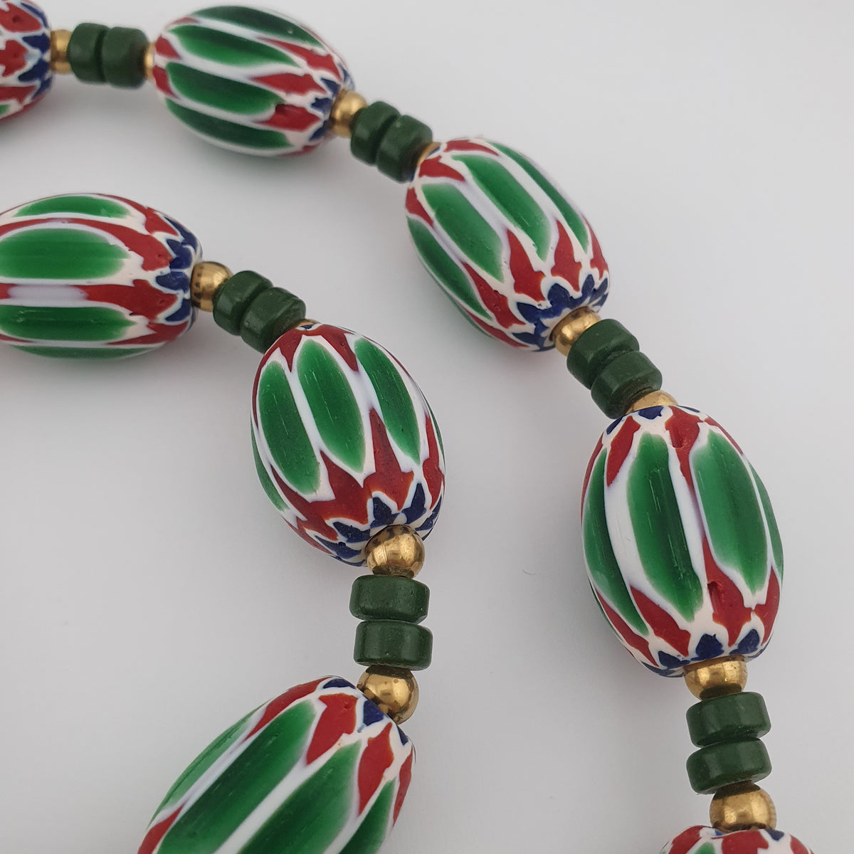 Collier de perles vénitiennes antiques en verre chevron vert