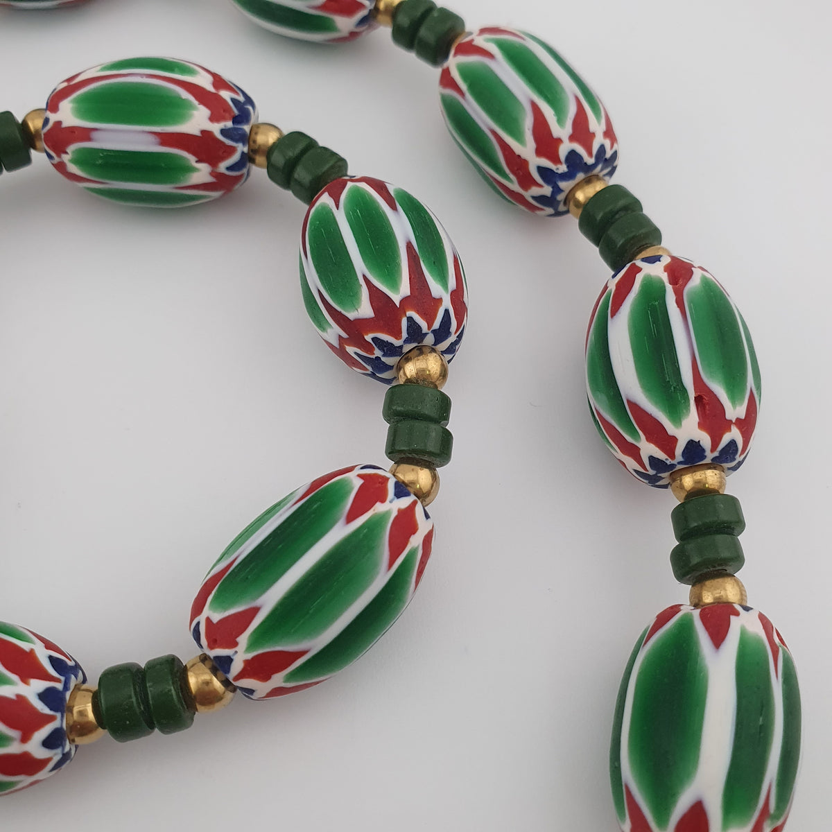Collier de perles vénitiennes antiques en verre chevron vert