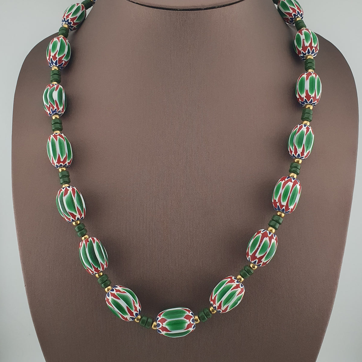 Collier de perles vénitiennes antiques en verre chevron vert