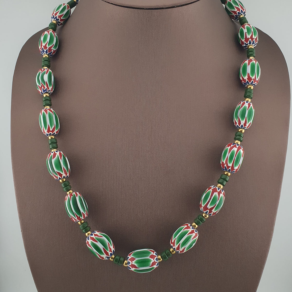 Collier de perles vénitiennes antiques en verre chevron vert