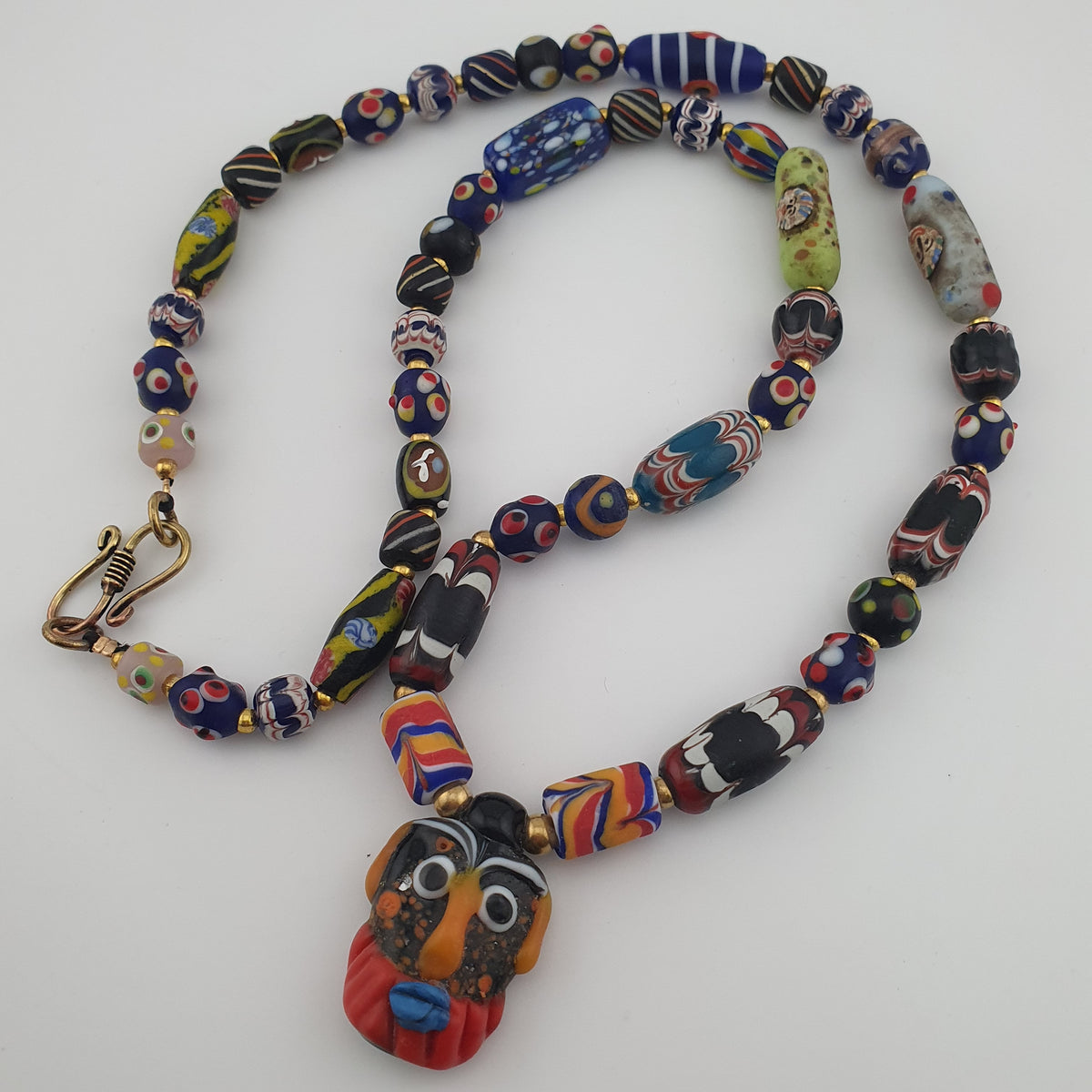 Collier pendentif en verre multicolore mélangé de style vénitien antique et verre vieilli